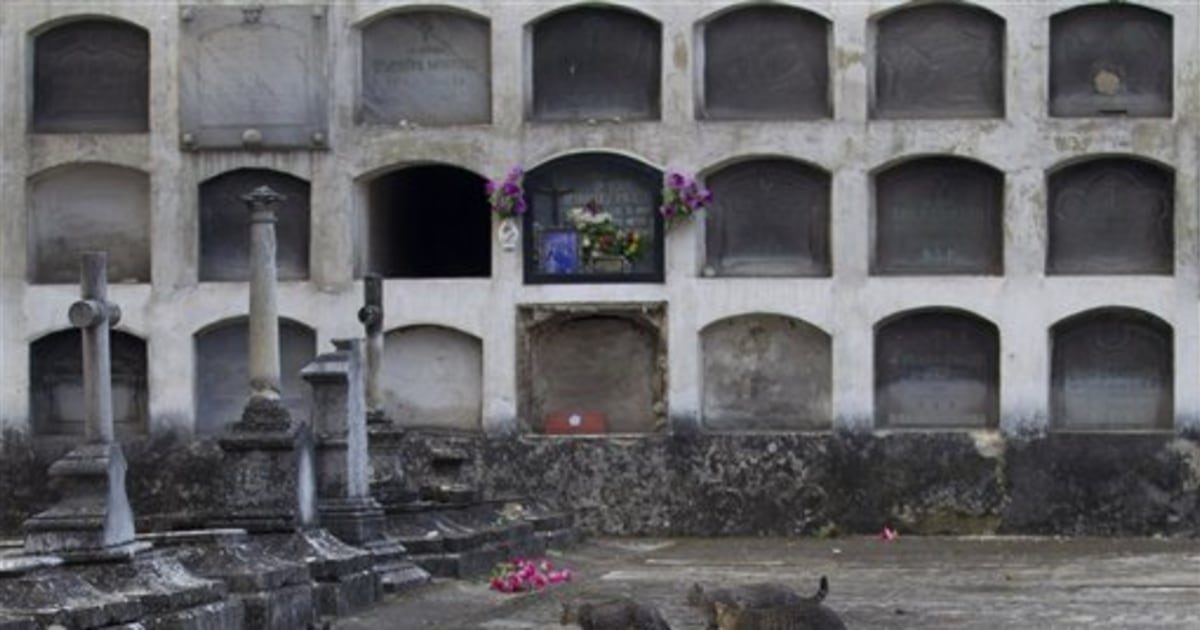 Spanish cemetery posts eviction notices on burial sites